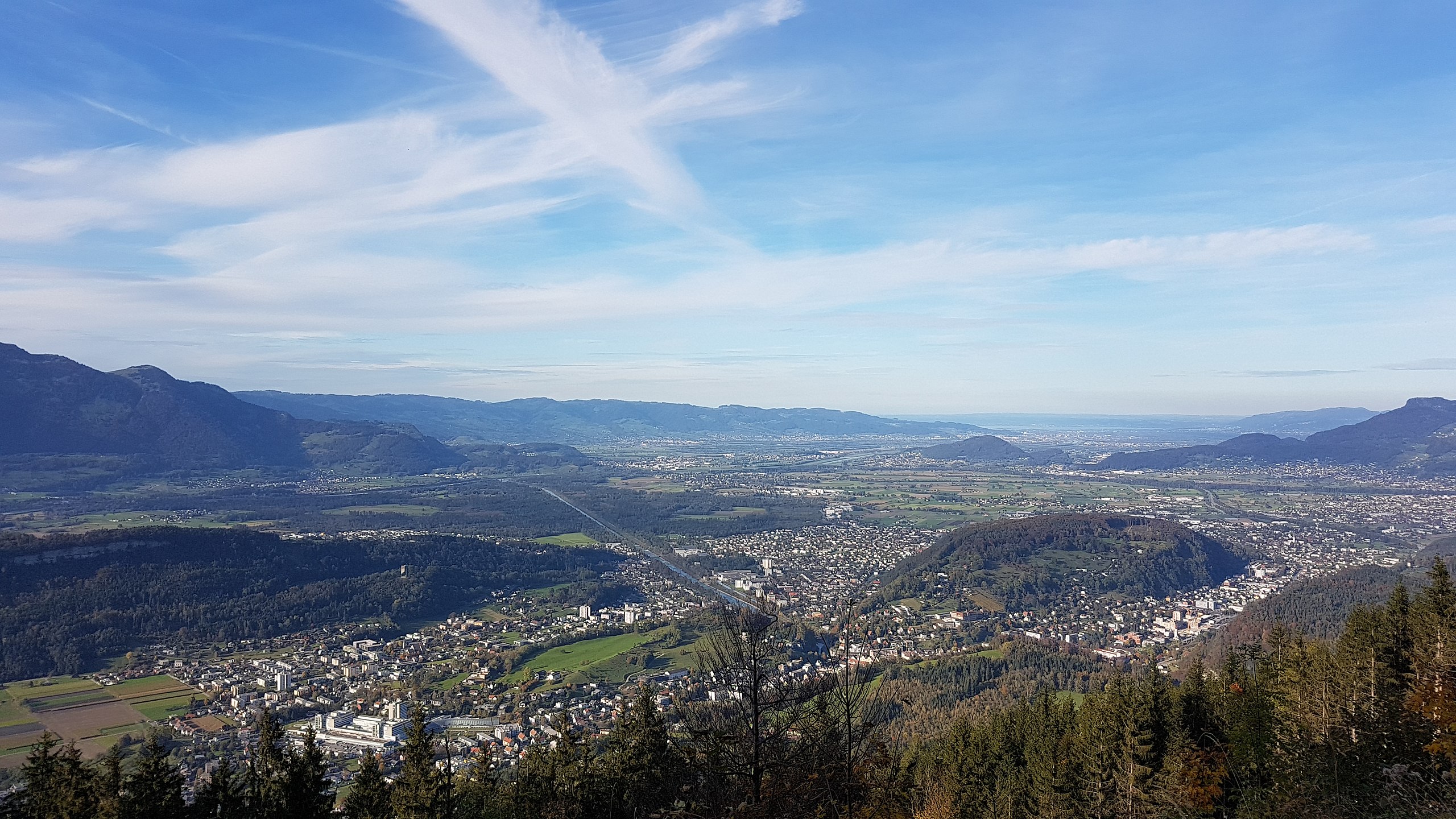 Blick vom Älpele bei Frastanz Richtung Norden auf das obere Vorarlberger Rheintal zwischen Feldkirch und dem Kummenberg